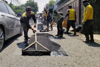 Pekerjaan perbaikan jalan dan infrastruktur pendukung di Kota Bandung, Provinsi Jawa Barat. (Humas Pemkot Bandung)