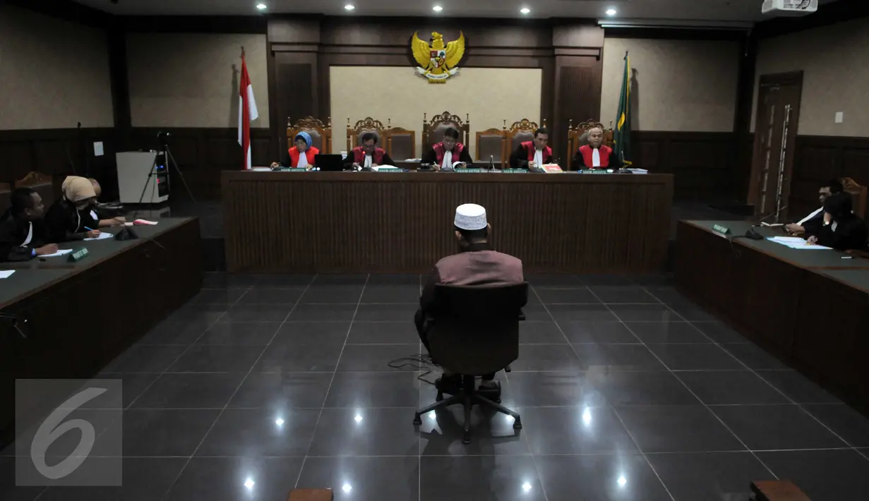 Kamaluddin Harahap saat menjalani sidang putusan di pengadilan Tipikor, Jakarta, (8/6). Hukuman terhadap Kamaluddin lebih ringan dibanding tuntutan Jaksa, yaitu 7 tahun penjara dan denda Rp 200 juta subsider 6 bulan kurungan. (Liputan6.com/Helmi Afandi)