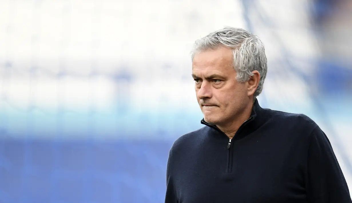 Pelatih Tottenham Jose Mourinho terlihat saat sesi pemanasan sebelum pertandingan melawan Everotn pada lanjutan Liga Inggris di Goodison Park di Liverpool, Inggris pada 16 April 2021. Tottenham memecat Jose Mourinho pada hari Senin setelah hanya 17 bulan melatih. (Peter Powell/Pool via AP, File)