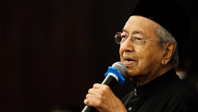 Perdana Menteri Malaysia baru, Mahathir Mohamad memberi keterangan saat konferensi pers di Petaling Jaya, Malaysia (10/8). Di usia 92 tahun, pemimpin koalisi oposisi Pakatan Harapan itu menjadi pemimpin terpilih tertua di dunia. (AP Photo / Sadiq Asyraf)