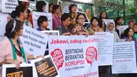 Perempuan Indonesia Antikorupsi dalam aksinya di Gedung KPK, Jakarta, Selasa (10/2/2015) (Liputan6.com/Oscar Ferri)