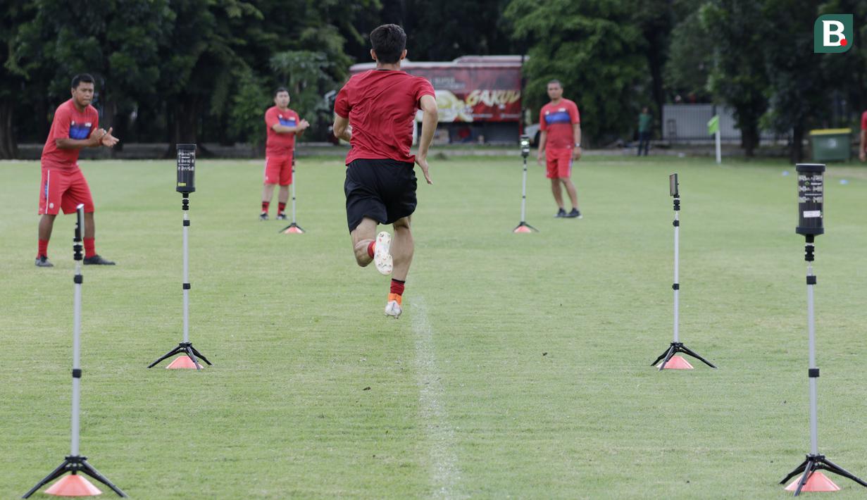 Pemain Timnas Indonesia saat latihan di Lapangan G, Senayan, Jakarta, Rabu, (19/2/2020). Pada sesi latihan kali ini Timnas menjalani tes fisik dengan menggunakan alat Smart Gate. (Bola.com/M Iqbal Ichsan)