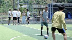 Mantan pelatih Timnas Indonesia, Shin Tae-yong sedang melakukan pengambilan gambar dalam film Ghost Soccer: Bola Mati yang berlangsung di Cisalak, Subang, Jawa Barat pada Minggu (19/01/2025). (Bola.com/Rivo Falah Naufal)