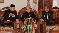 Presiden RI Joko Widodo (kanan), Presiden ke 3 BJ Habibie (tengah) dan Presiden ke 6, Susilo Bambang Yudhoyono (kiri) berbincang di Istana Merdeka pada Upacara HUT Kemerdakaan RI ke 72 di Istana Merdeka, Kamis (17/8). (Liputan6.com/via Anung Anindhito)