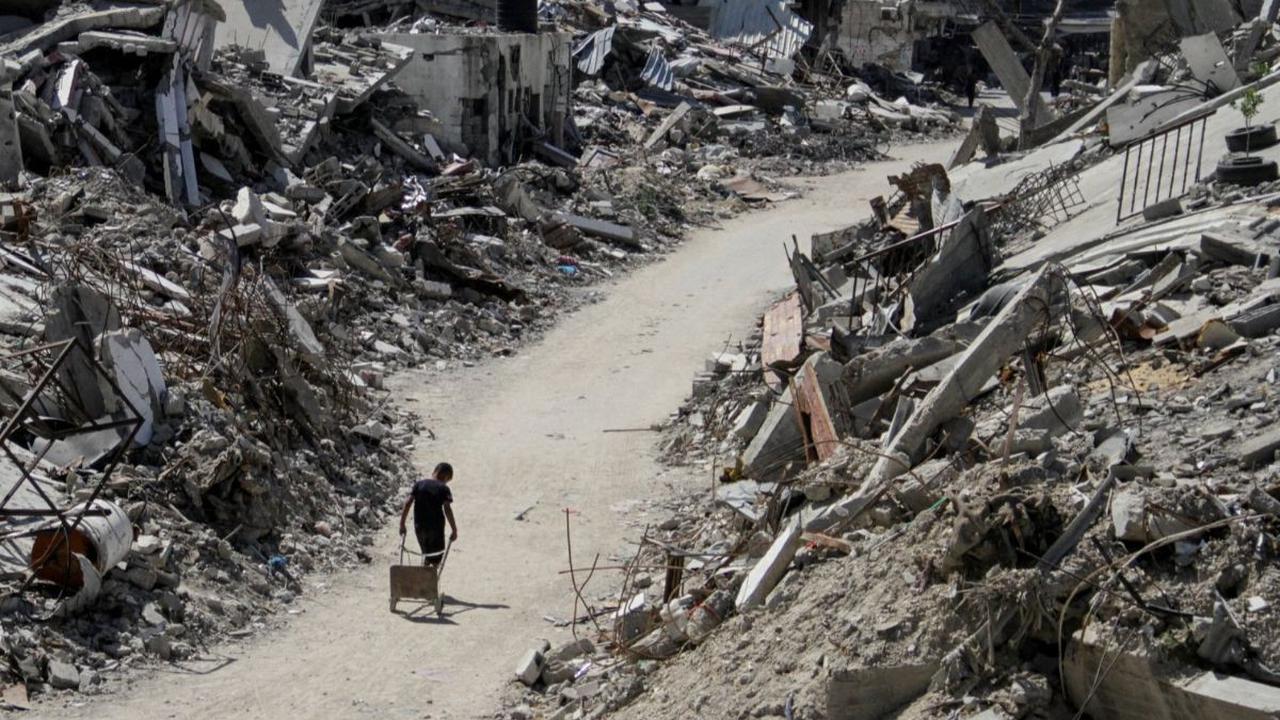 Seorang warga berjalan di antara reruntuhan bangunan yang hancur akibat serangan brutal Israel di&nbsp;Beit Lahia, Jalur Gaza, pada 12 Juni 2024. Badan Bantuan dan Pekerjaan PBB untuk Pengungsi Palestina (UNRWA) mengungkapkan, pada Senin (10/6), serangan 