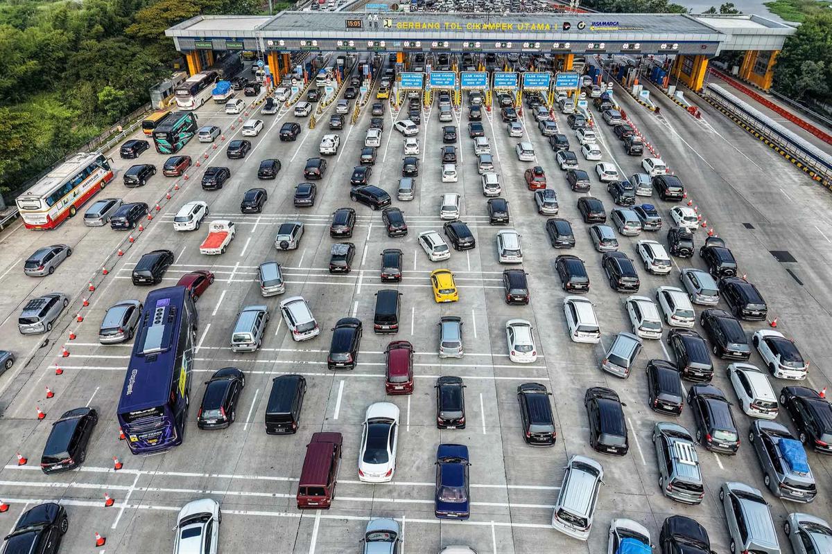 FOTO: Kemacetan Mengular di Gerbang Tol Cikampek Jelang Puncak Arus  Mudik Lebaran 2026