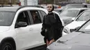 Seorang model berjalan melewati mobil saat drive-in fashion show bagian dari Praha Fashion Week di Praha, Republik Ceko, Sabtu (1/5/2021). Karena pembatasan virus corona, penonton hanya dapat melihat pertunjukan dari dalam mobil mereka. (AP Photo/Petr David Josek)