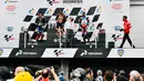 Presiden Jokowi memberikan piala kepada pemenang MotoGP Indonesia 2022 yaitu Miguel Oliveira, kemudian Fabio Quartararo menempati urutan kedua dan Johann Zarco yang menempati urutan ketiga, Minggu 20 Maret 2022. (Foto: Laily Rachev - Biro Pers Sekretariat Presiden)