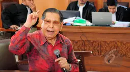 Pakar hukum pidana Yahya Harahap saat menjadi saksi pada praperadilan Suryadharma Ali (SDA) di PN Jakarta Selatan, Senin (6/4/2015).   Sidang lanjutan praperadilan SDA terhadap KPK kembali digelar di PN Jakarta Selatan. (Liputan6.com/Yoppy Renato)