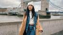 Tampilan serba denim juga menarik dipadu turtleneck putih dan long coat nude.