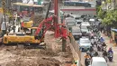 Pengendara melintasi ruas jalan Matraman, Jakarta, Rabu (5/7). Terkait pembangunan underpass Matraman-Salemba ruas jalan menuju Jatinegara mengalami penyempitan. (Liputan6.com/Helmi Fithriansyah)