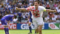 Gol kedua Davor Suker di Piala Dunia 1998 dicetak saat Kroasia menang tipis 1-0 atas Jepang di matchday kedua fase Grup H (20/6/1998). Gol dicetak lewat sepakan keras kaki kiri yang menjadi spesialisasinya di meit ke-77. Kemenangan 1-0 atas Jepang memastikan Kroasia lolos ke babak 16 besar karena telah mengantongi dua kali kemenangan dan di matchday ketiga harus berjibaku dengan Argentina untuk memeperebutkan posisi juara Grup H. (AFP/Jacques Demarthon)