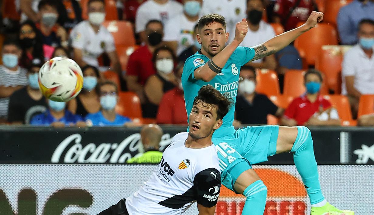 Federico Valverde. Gelandang berusia 23 tahun ini selalu dimainkan dalam 6 laga Real Madrid di bawah kepemimpinan Carlo Ancelotti. Kepercayaan tersebut dibayar tuntas dengan penampilan apiknya d lini tengah yang berimbas solidnya lini serang dan pertahanan Real Madrid. (AFP/Jose Jordan)