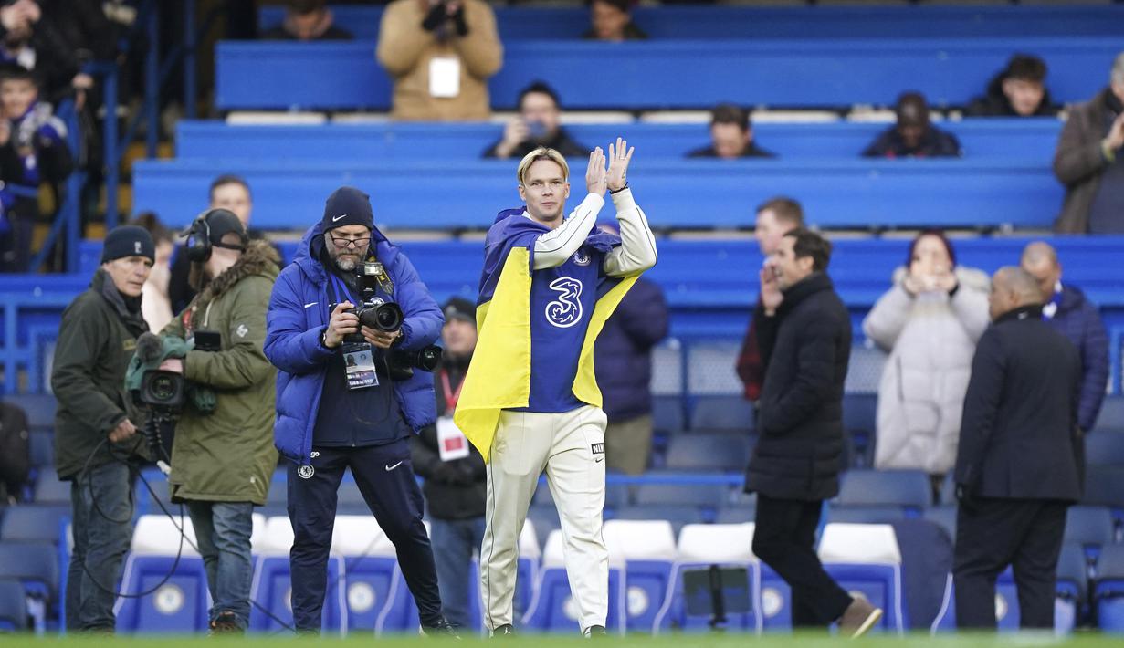 Pemain anyar Chelsea, Mykhailo Mudryk diperkenalkan ke penonton saat jeda babak pertama dalam pertandingan Liga Inggris antara Chelsea melawan Crystal Palace di Stamford Bridge, Sabtu (15/1/2023). Mykhaylo Mudryk bukan termasuk pemain yang bergelimang gelar dan prestasi. Ia baru satu kali mengangkat trofi bersama Shakhtar Donetsk. (AP via PA/Mike Egerton)