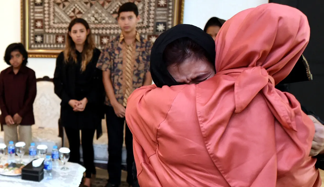 Menteri KKP, Susi Pudjiastuti tampak menangis dipelukan Ibu Negara, Iriana Widodo di rumah duka di Jalan Widya Candra, Jakarta, Selasa (19/1). Jenazah putra sulung Menteri Susi dijadwalkan tiba di Tanah Air pada Kamis lusa. (Rumgapres)