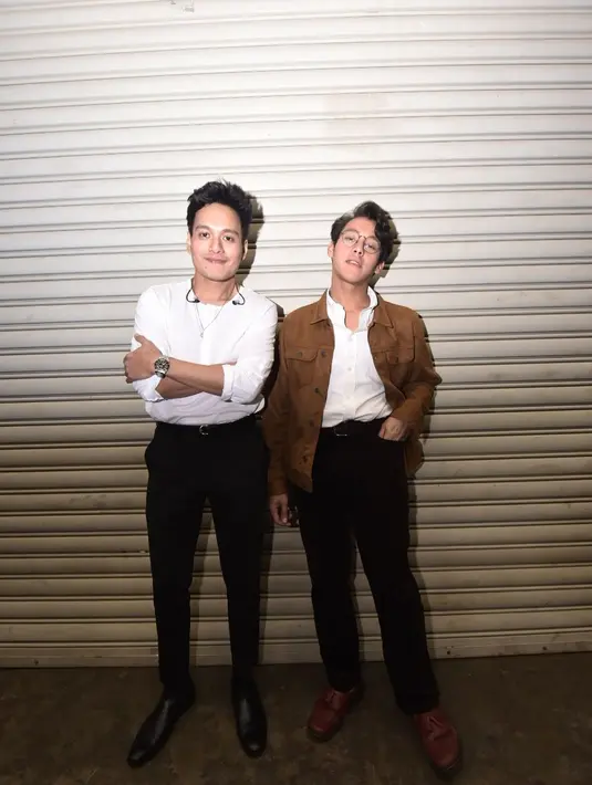 Tak ketinggalan, berikan sentuhan gaya klasik dengan jaket favorit sepanjang masa berbahan corduroy. (Foto: Instagram/ Ardhito Pramono)