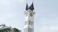 Jam Gadang di Bukittinggi, Sumatera Barat yang batal dikunjungi Turis China. (Liputan6.com/Henry)