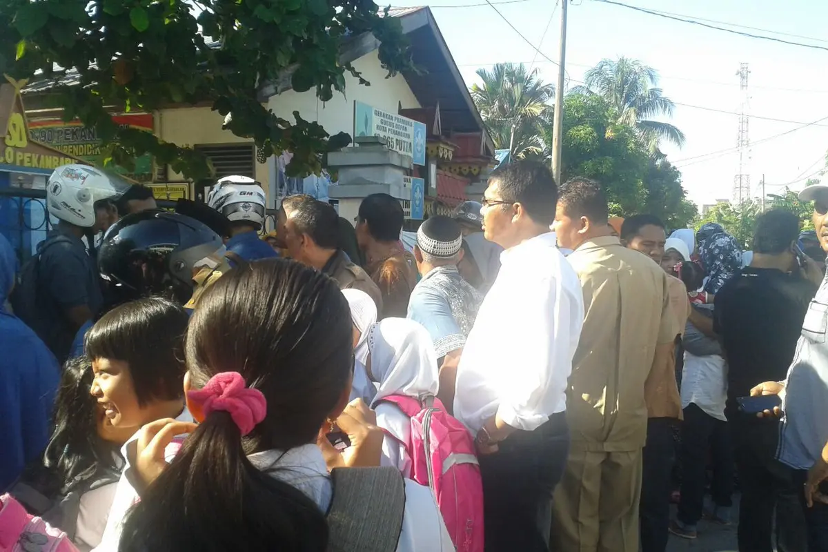 Polisi dan TNI Jaga Sekolah yang Digembok Warga Hingga 3 Hari