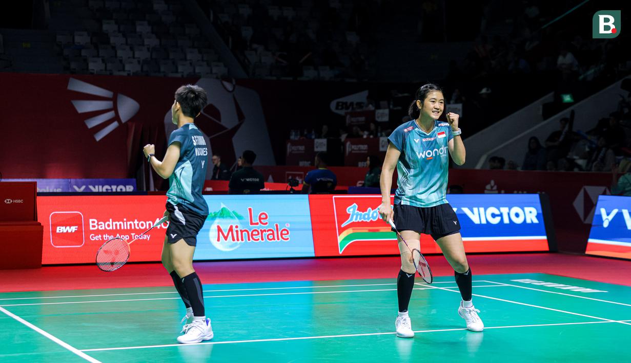 Pebulu tangkis ganda putri Indonesia, Amallia Cahaya Pratiwi/Siti Fadia Silva Ramadhanti merayakan poin atas pasangan Korea Selatan, Baek Ha Na/Lee So Hee dalam laga 32 besar Indonesia Open 2026 di Istora, Kompleks Stadion Utama Gelora Bung Karno (SUGBK), Senayan, Jakarta, Rabu (03/06/2026). (Bola.com/Bagaskara Lazuardi)