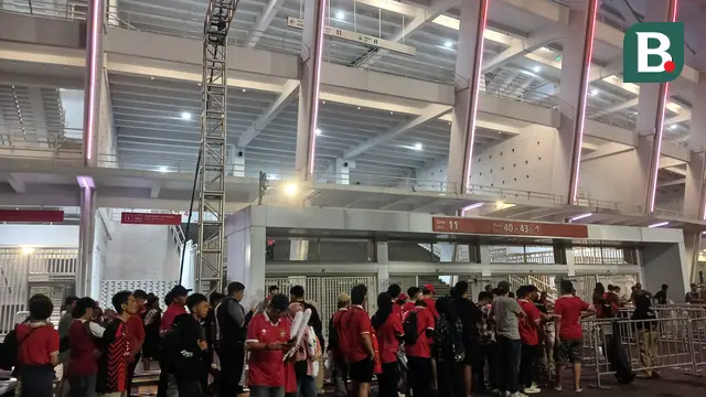 Suporter Timnas Indonesia mengantre untuk memasuki Stadion Utama Gelora Bung Karno