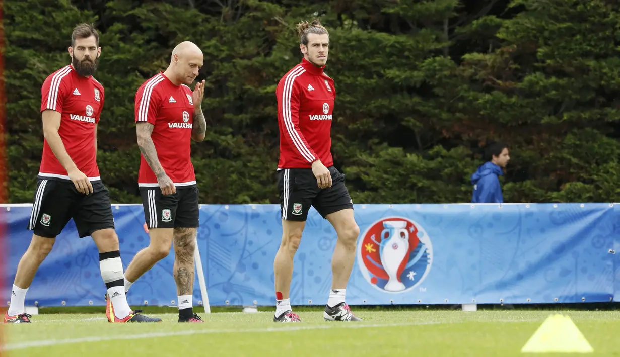 Joe Ledley, Ashley Williams dan Gareth Bale usai menjalani latihan di COSEC Stadium, Dinard, Prancis, (28/6/2016). (REUTERS/Gonzalo Fuentes)