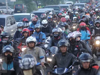 Pengendara sepeda motor terjebak kemacetan di jalan Lamaran, Karawang, Sabtu (2/7). Kemacetan tersebut terjadi akibat pemisahan jalur antara roda dua dengan roda empat untuk mengantisipasi jalur mudik Pantura. (Liputan6.com/Gempur M Surya)