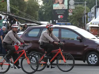 Polisi saat melakukan patroli menggunakan sepeda di Kawasan Bundaran HI, Jakarta, kamis (31/12). Kegiatan ini untuk  perayaan pergantian tahun baru. (Liputan6.com/Angga Yuniar)