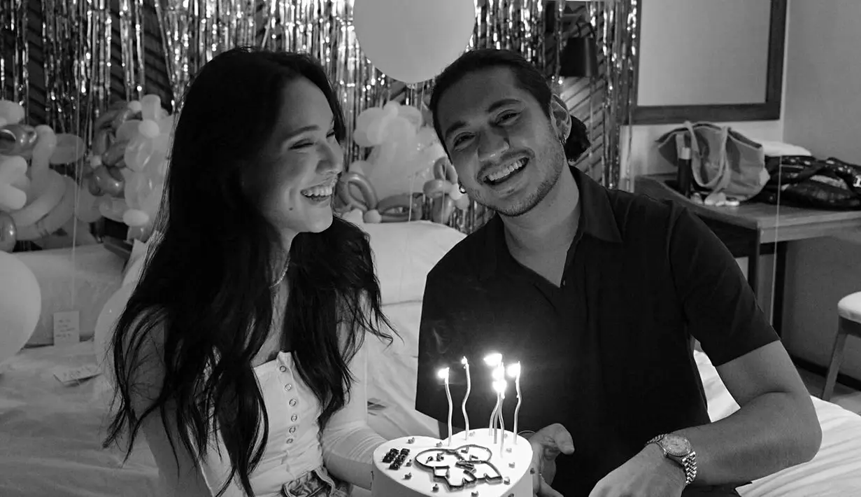 Dalam momen ulang tahun Giorgino Abraham, Yasmin Napper memberikan sebuah kejutan yang romantis. Ia membawakan sebuah kue berbentuk hati dengan hiasan yang lucu. Selain itu ia mengabadikan momen tersebut sambil memberikan caption "Happy birthday you heart stealer" yang bikin netizen baper. (Liputan6.com/IG/@giorgino_abraham)