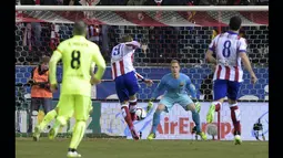 Laga baru berjalan 38 detik Fernando Torres sudah berhasil menjebol gawang Barcelona yang dikawal Marc Andre Ter Stegen. Barcelona keluar sebagai pemenang dengan skor 3-2, Spanyol, Kamis (29/1/2015). (AFP Photo)