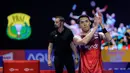 Pebulu tangkis tunggal putra Indonesia, Jonatan Christie memberikan tepuk tangan kepada para penonton dalam laga 32 besar Indonesia Open 2025 melawan wakil Singapura, Jia Heng Jason Teh di Istora Senayan, Jakarta, Selasa (03/06/2025). (Bola.com/Bagaskara Lazuardi)