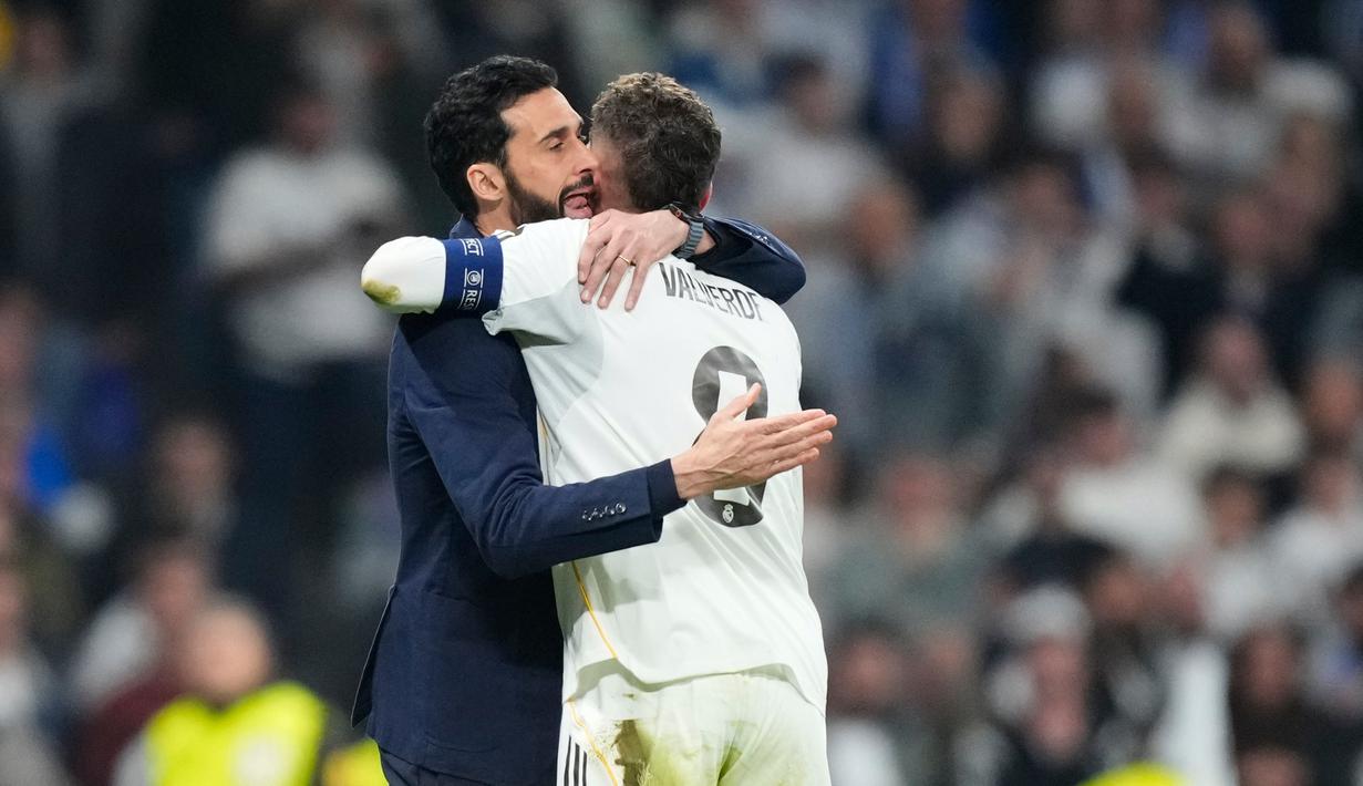 Pemain Real Madrid, Federico Valverde, dipeluk Arbeloa saat melawan Manchester City pada laga leg pertama babak 16 besar Liga Champions di Stadion Santiago Bernabeu (12/3/2026). (AP Photo/Jose Breton)