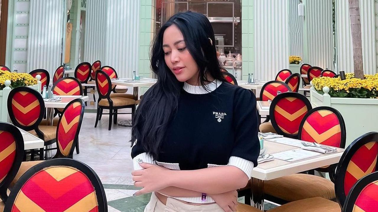 Nama Rachel Vennya tentu sudah familiar di telinga pengguna media sosial. Ia dikenal sebagai selebgram yang kini mulai melebarkan kariernya ke dunia seni peran.