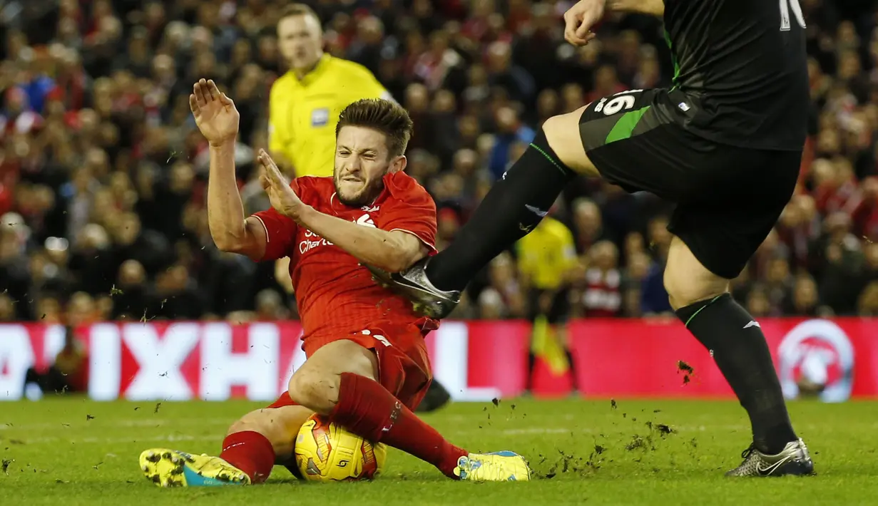 Pemain Liverpool, Adam Lallana (kiri), berebut bola dengan pemain Stoke City, Charlie Adam, dalam leg kedua semifinal Piala Liga Inggris di Stadion Anfield, Liverpool, Rabu (27/1/2016) dini hari WIB. (Reuters/Phil Noble)