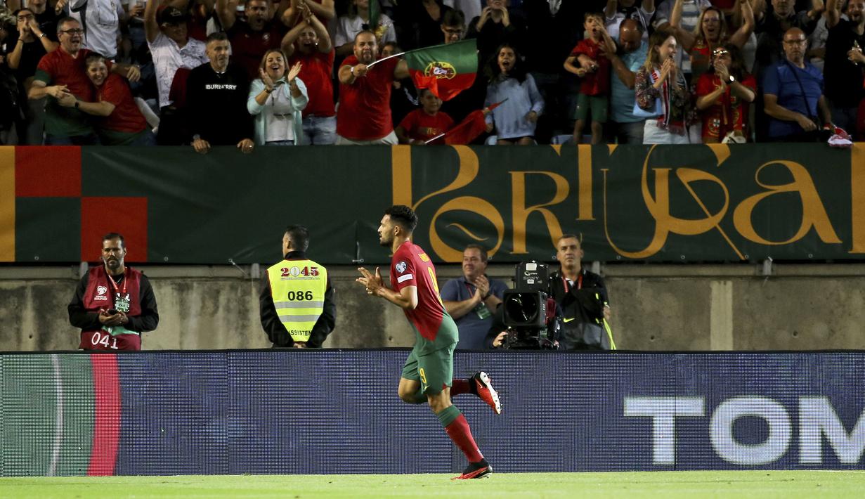 Striker Timnas Portugal, Goncalo Ramos melakukan selebrasi setelah mencetak gol kedua timnya ke gawang Luksemburg pada laga Grup J Kualifikasi Euro 2024 di Estadio Algarve, Selasa (12/9/2023) dini hari WIB. (AP Photo/Joao Matos)