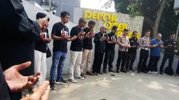 Suasana doa bersama wartawan untuk lima jurnalis yang hilang kontak saat meliput erupsi Gunung Anak Krakatau di Depok Open Space, Depok, Jawa Barat, Kamis (10/9/2026). Kegiatan tersebut digelar sebagai bentuk dukungan terhadap proses pencarian kelima jurnalis. (KLY/Budy Santoso)
