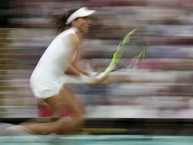 Aksi petenis Inggris Raya, Johanna Konta mengejar bola saat melawan petenis Rumania, Simona Halep pada perempat final tunggal putri Wimbledon 2017 di The All England Lawn Tennis Club, Wimbledon, London, (11/7/2017). (AFP/Adrian Dennis)