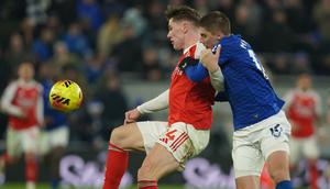 Pemain Arsenal, Viktor Gyoekeres (kiri), dibayangi pemain Everton Vitaliy Mykolenko dalam laga Liga Inggris, Minggu, 21 Desember 2025. (AP Photo/Ian Hodgson)