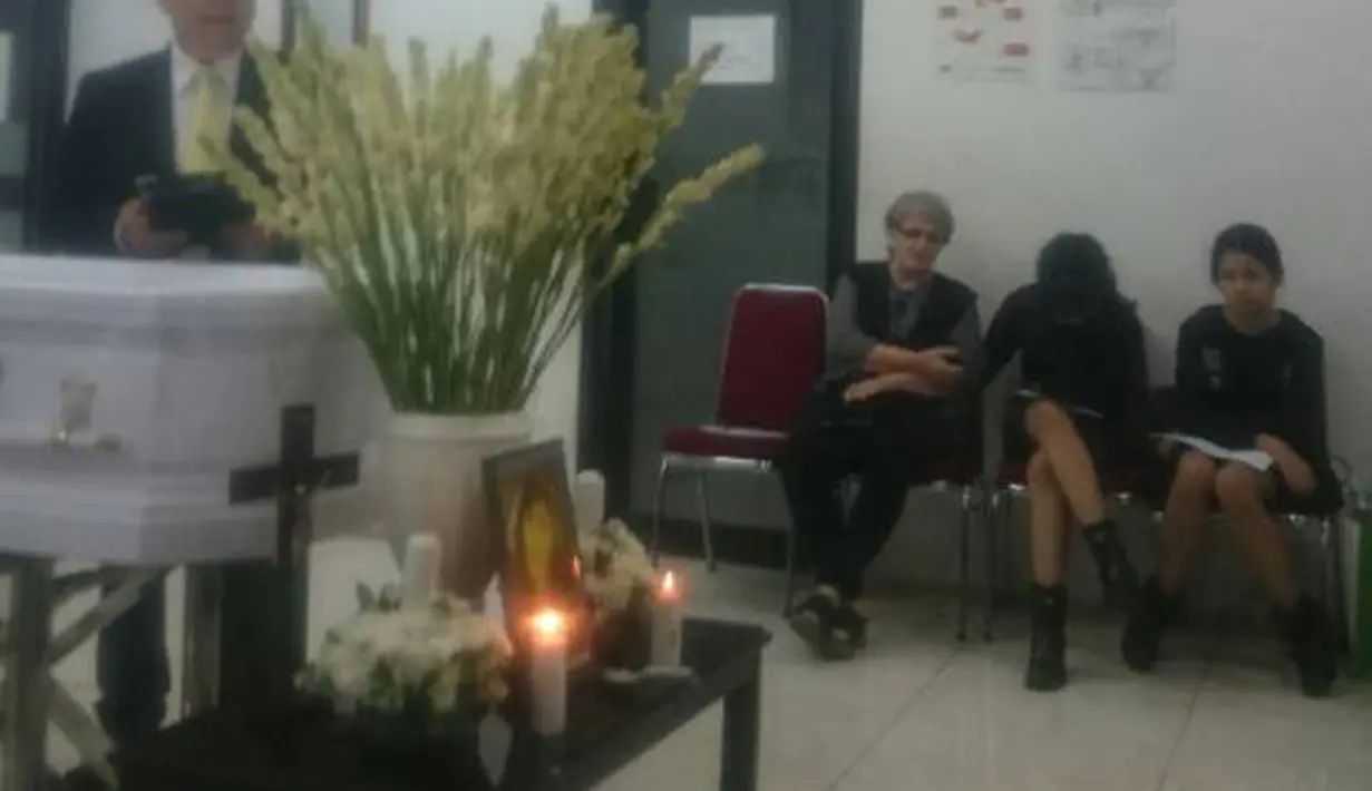 Sejak jenazah tiba di rumah duka, para pelayat terus berdatangan terutama para sahabatnya seperti Lingga Suri, Firda Razak dan Andi Soraya. Mereka tidak kuasa menahan kesedihan atas kepergian Yana. (Bambang E.Ros/Bintang.com)