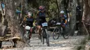 Para pebalap Mountain Bike Cross Country Marathon melintasi pepohonan pada Festival Pesona Tanjung Lesung 2017 di Tanjung Lesung, Banten (23/9/2017). MTB XCM tersebut menempuh jarak 48 km. (Bola.com/Nicklas Hanoatubun)