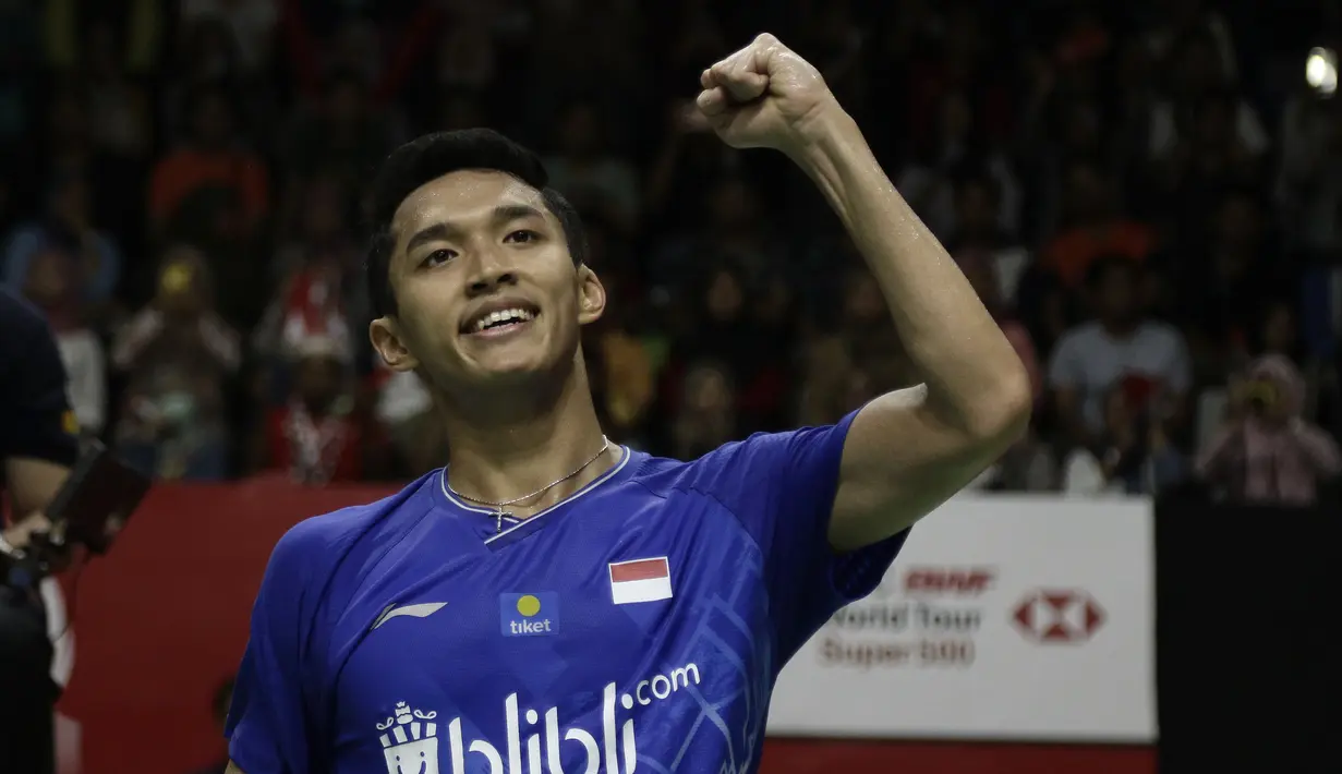 Tunggal Putra Indonesia, Jonatan Christie, merayakan kemenangan atas tunggal Chinese Taipei, Wang Tzu We, pada laga Indonesia Masters 2020 di Istora, Jakarta, Kamis (16/1). Jonatan Christie unggul 21-15 dan 21-15. (Bola.com/Yoppy Renato)