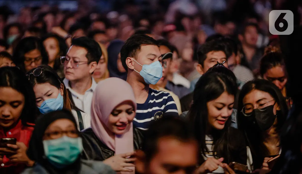 Sejumlah pengunjung menggunakan masker saat menyaksikan Java Jazz Festival 2020 di JIExpo Kemayoran, Jakarta, Jumat (28/2/2020). Promotor meminta penonton memakai masker saat menghadiri Java Jazz Festival 2020 untuk mengantisipasi penyebaran virus corona. (Liputan6.com/Faizal Fanani)