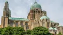 The National Basilica of the Sacred Heart adalah basilika Katolik Roma dan merupakan gereja paroki di Brussels, Belgia. Memiliki panjang 164,5 m (540 kaki) dan lebar 107,80 m (353,7 kaki). (hawkebackpacking)