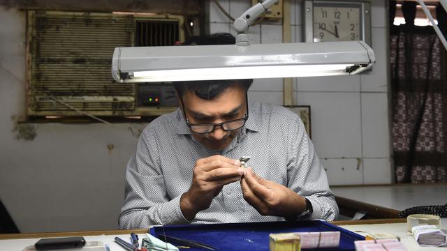 Menengok Tempat Pemotongan Batu Berlian di India