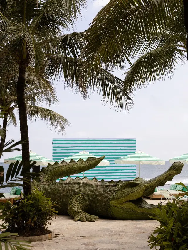 Lacoste Gandeng Perajin Lokal Bali Ciptakan Instalasi Buaya Ikonik dari Daun