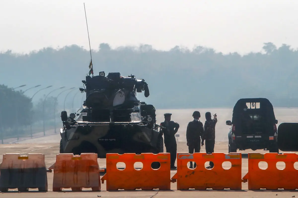 Militer Myanmar Kerahkan Kendaraan Lapis Baja Blokir Jalan Menuju Gedung Parlemen