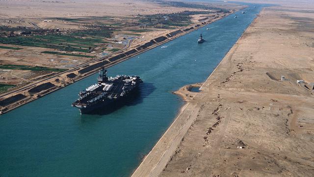 Kapal Induk AL-AS USS America melintasi di Terusan Suez (Wikimedia Commons)