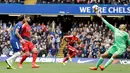 Kiper Watford Heurelho Gomes berhasil menyelamatkan gawangnya dari tendangan Cesc Fabregas saat pertandingan Liga Inggris di stadion Stamford Bridge di London (21/10). (AP/Matt Dunham)