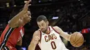 Pemain Cavaliers, Kevin Love (0) berusaha melewati adangan pemain Miami Heat, Hassan Whiteside pada lanjutan NBA basketball game, di Quicken Loans Arena, Cleveland, (28/11/2017). Cavs menang 108-97. (AP/Tony Dejak)