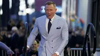 Daniel Craig menghadiri upacara penghargaan bintang Hollywood Walk of Fame untuk dirinya di Los Angeles, Rabu (6/10/2021). Craig menjadi bintang Bond keempat yang menerima bintang di Hollywood Walk of Fame setelah Roger Moore, David Niken, dan Pierce Brosnan. (AP Photo/Chris Pizzello)