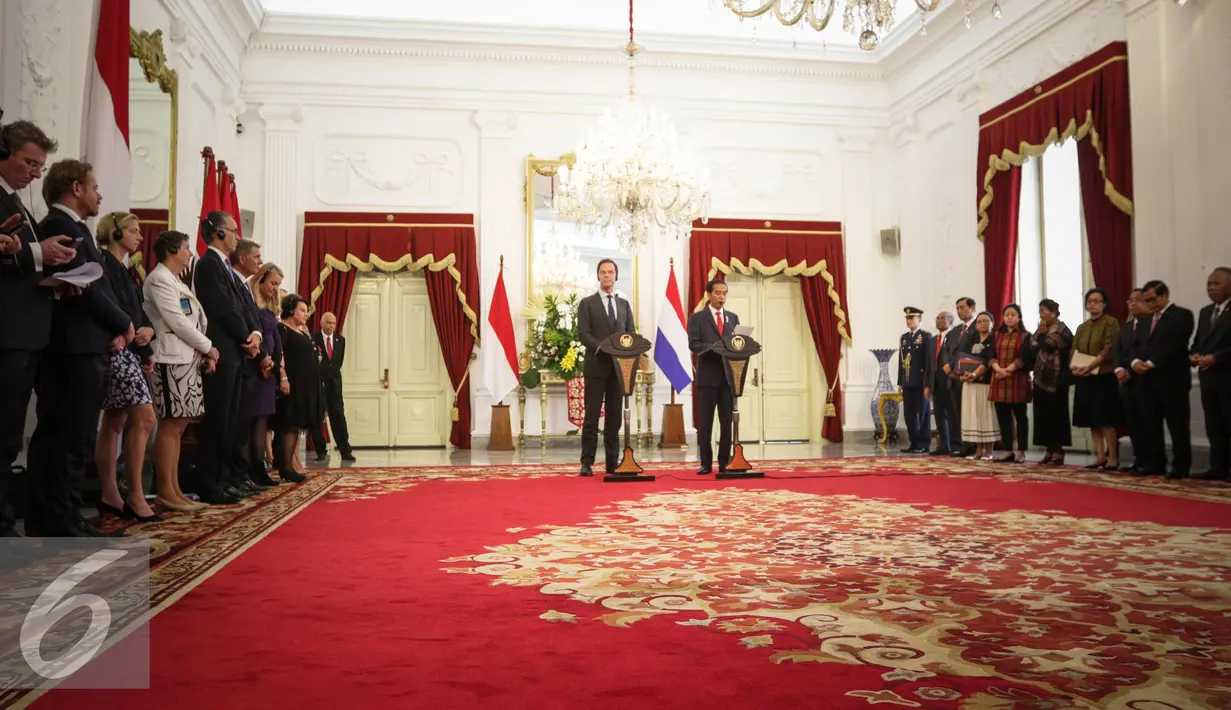 Jokowi bersama PM Belanda Mark Rutte memberikan pemaparan saat penandatangan MoU di Istana Merdeka, Jakarta, Rabu (23/11). Penyerahan keris tersebut sebagai simbolisasi dalam rangka mengembalikan 1.500 artefak milik Indonesia. (Liputan6.com/Faizal Fanani)